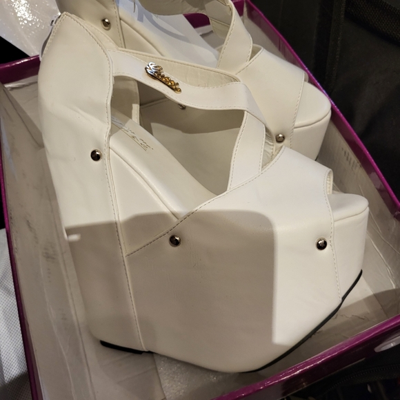 Shoes - Picture 2 of 3